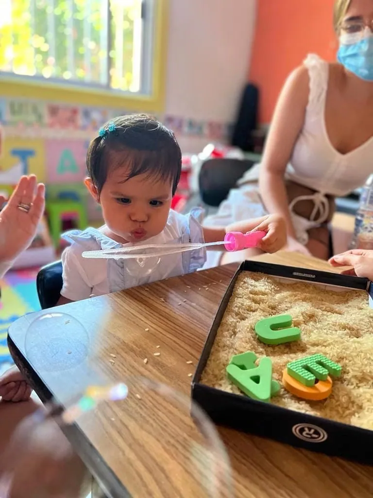 Infante en sesión de estimulación multisensorial y aprendizaje sonoro